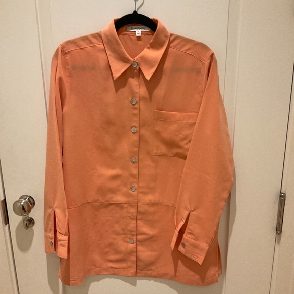Travelsmith button down,   size M - Picture 3 of 5
